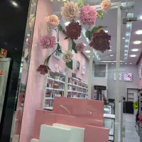 فروشنده خانم لوازم آرایشی