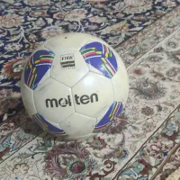 توپ فوتبال چمن
