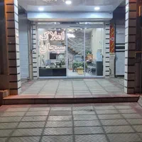 مشاور و همکار خانم در دفتر املاک