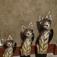 مجسمه چوبی سه تایی گربه