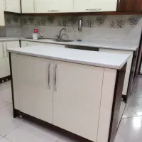 کابینت جزیره (به عنوان میز ناهارخوری و کابینت)