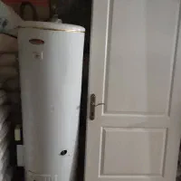 آبگرمکن ایستاده و درب اتاق