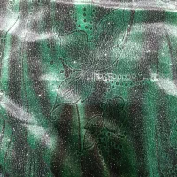سه قواره پارچه|لباس|شیراز, قدوسی غربی|دیوار