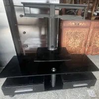 میز تلویزیون نو با دوکشو و طبقه با پایه نگهدارنده
