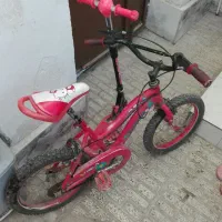 یک عدد اسکوتر همراه با دو چرخه کودک