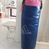 یه عدد کیسه بوکس آدیداس و یه دستکش بوکس