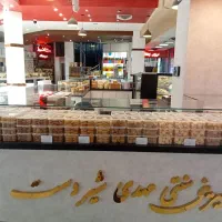 فروشنده و صندوقدار خانم و آقا جهت غرفه شیرینی