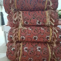 ۴ عدد بالشت نو و یک گلدان به همراه ۱۰ شاخه پرطاووس
