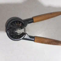 گردو شکن دستی.