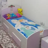 تخت سالم وتمیز بدون تشک ومیز تحریر باهم ۸۵۰۰
