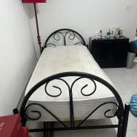 تخت خواب، میز نهار خوری، کتابخانه، لوستر