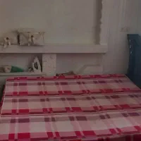 تخت دونفره و کنسول و آینه قدی