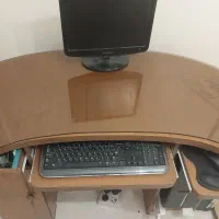 میز تحریر و کامپیوتر