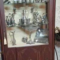ویترین بوفه با تمام ظروف سیلور داخلش