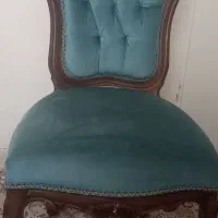 یک عدد صندلی نو با کاور