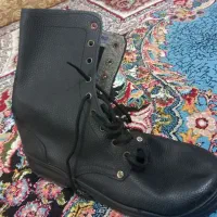 پوتین نو نو|کیف، کفش، کمربند|نیمروز, |دیوار