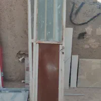 تعدادی درب‌ و پنجره‌ ونبشی استفاده شده.