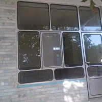 در وپنجره ی آلومینیومی کار کرده