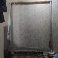 دار قالی همراه با شونه و قیچی و پایه نبردبانی