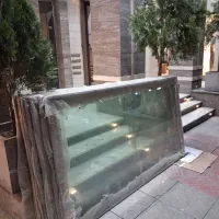 حمل و جابجایی شیشه سکوریت و سنگ اسلب کارگر خالی