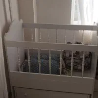 تخت کنار مادر گهواره شو