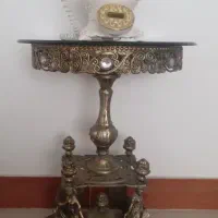 میزتلفن به همراه تلفن