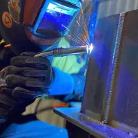 نیازمند جوشکار CO2 و وردست