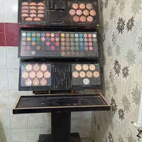 استند آرایشی و ترولی