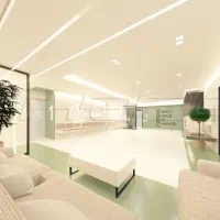 خانم پیراپزشک در کلینیک زیبایی