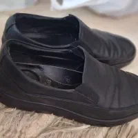 تعدادی کفش و لباس