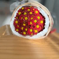 سطل گل شکلات و دسته گل داودی