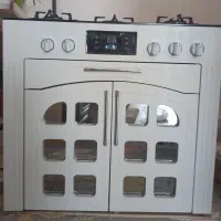 اجاق گاز شیشه‌ای با کابینت بدون خط و خش در حد نو