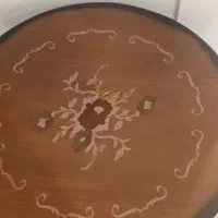 میز گرد چوبی جلو مبلی