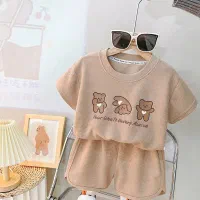 تعدادی لباس بچگونه