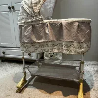 تخت کنار مادر گهواره شو