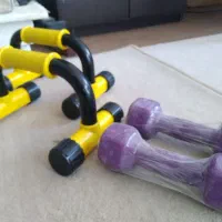 یک جفت دنبل ۲ کیلویی ویک جفت میل شنا  تن زیب