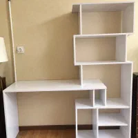 کتابخانه و میز تحریر