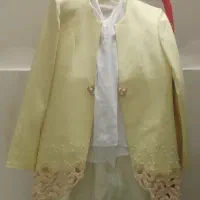 تعدادی لباس نوبفروش میرسد