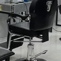 صندلی ارایشگاه بسیار تمیز