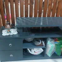 میز تی وی و یک گل میز