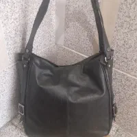 تعداد زیادی کیف زنانه