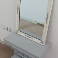 آینه ومیز وصندلی