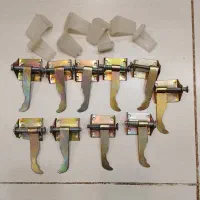 بست نگهدارنده رادیاتور شوفاژ روی دیوار . کاملا نو