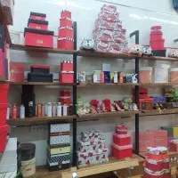 دکوراسیون حرفه ای قفسه مغازه بوتیک و کفش و کتونی