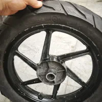 یک عدد لاستیک و چرخ موتور
