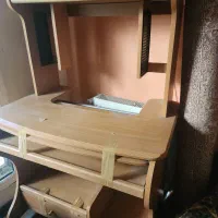 میز مطالعه و کامپیوتر