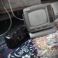 یک عدد تلویزیون عتیقه و دوربین عکاسی