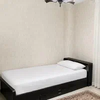 تخت و کتابخانه