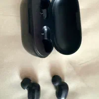 هنزفری مشکی بدون سیم شارژر و دو عدد قاب ایفون ۱۲