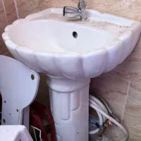 روشویی پایه دار توالت با شیر سالم